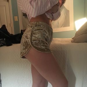 Crushed velvet golden shorts